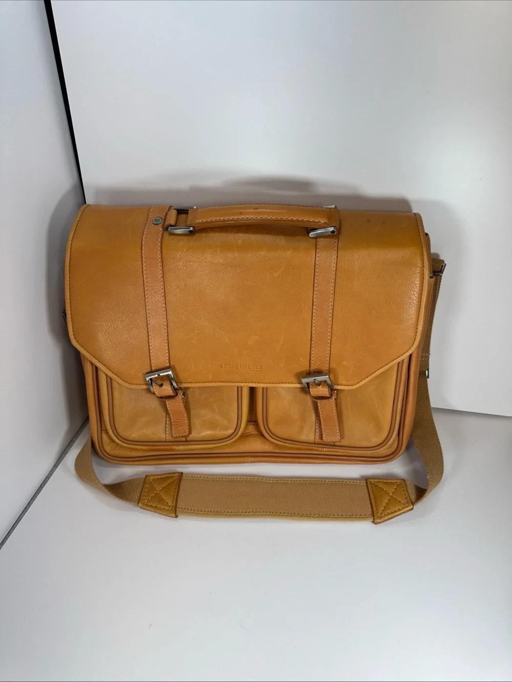 Great condition Kenneth Cole Colombian Leather Messenger Briefcase Portfolio Bag